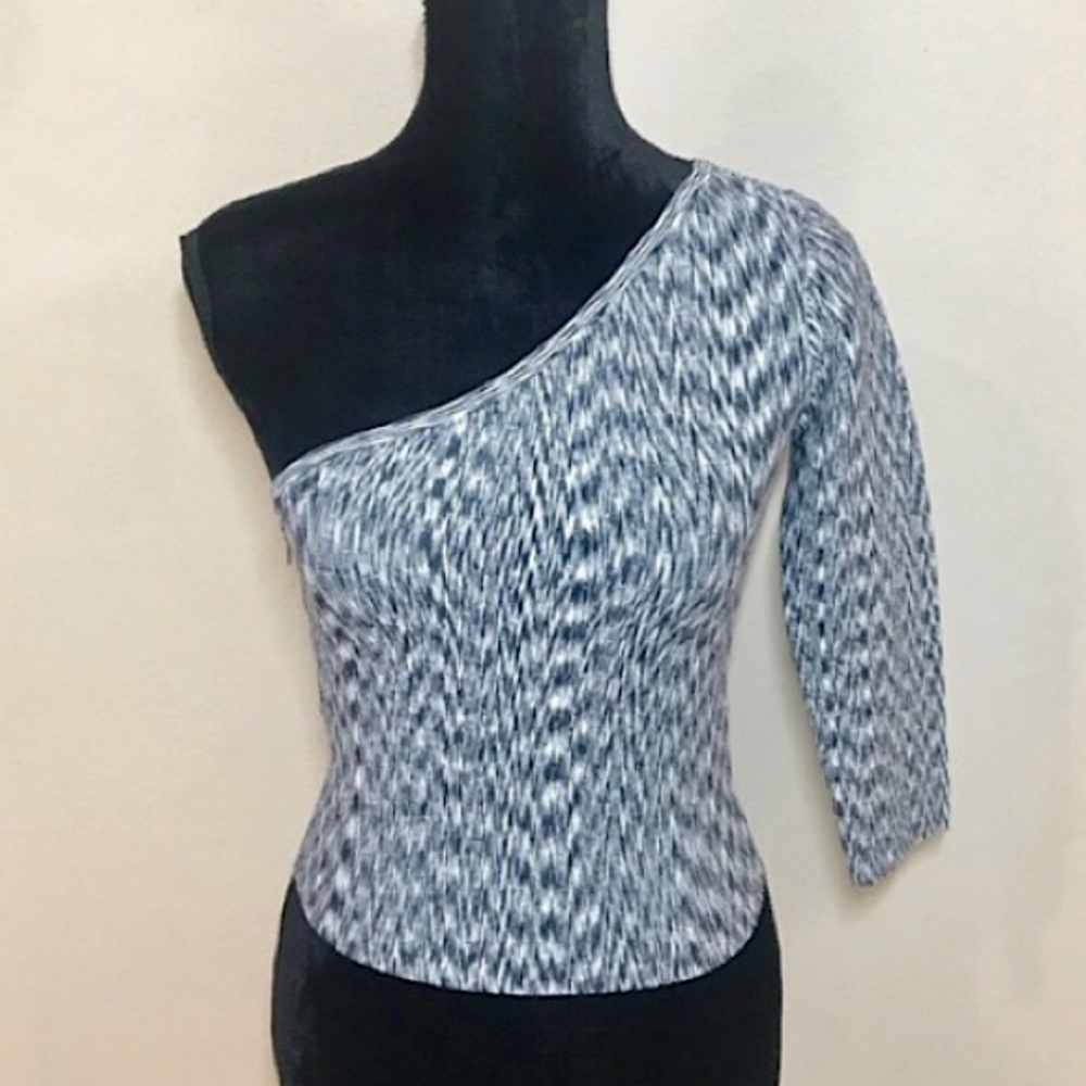 ✨NWOT✨ GUESS one shoulder top (XS)